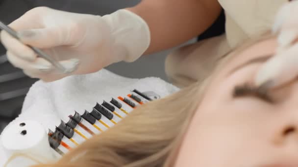Video Fragment Shows Work Talented Cosmetologist Who Reproduces Unsurpassed Forms — Stock Video