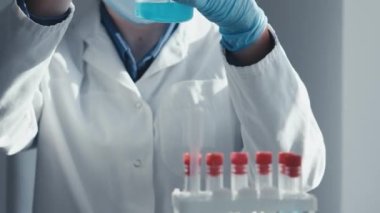 Tıp laboratuvarı, bilim insanlarının hastalıkların nedenlerini anlamalarına ve etkili tedavi stratejileri geliştirmelerine yardımcı olmak için karmaşık analizler yürütüyor. Bilim adamı, laboratuvar asistanı araştırmacılar