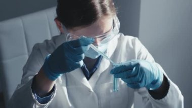 Yenilikçi tıbbi ürünler üretmek için gelişmiş teknolojilerin ve yöntemlerin kullanıldığı biyoteknoloji alanında bir laboratuvar deneyi. Biyokimyasal laboratuvar çalışanı. Yüksek kalite 4k