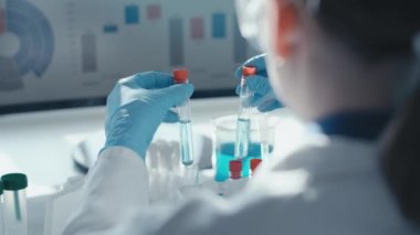 Kozmetoloji alanında cilt bakımı ve yüz gençleştirme için etkili ürünler üretmeyi amaçlayan bir laboratuvar deneyi. Tıbbi test tüpü laboratuvarında bilim adamı. Yüksek kalite 4k görüntü