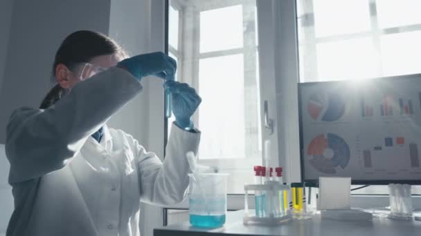 비디오 단편은 새로운 방법을 개발하는 목표로 실험실에서 과학적 연구를 생물학적 — 비디오