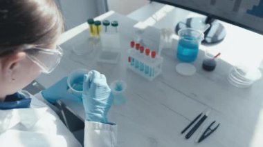 Video parçası, güzellik, deri ve vücut alanında tıbbi potansiyele sahip yeni kimyasal bileşikleri tanımlamak için araştırmaların yürütüldüğü bir kimya laboratuvarında bilim insanlarının çalışmalarını sunuyor.