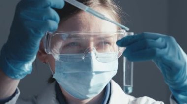 Bir ilaç laboratuvarında çalışan bir bilim adamı, hastaların yaşam kalitesini ve sağlığını iyileştirmek için yeni ilaçlar üzerinde araştırma yapıyor. Öğrenci kimyasal bir laboratuarda çalışıyor. Yüksek kalite