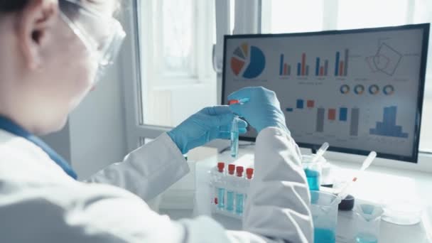 Cientista Laboratório Está Envolvido Estudo Novos Métodos Diagnóstico Controle Saúde — Vídeo de Stock