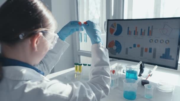 Videoclipe Mostra Cientista Realizando Pesquisas Genéticas Laboratório Para Entender Fatores — Vídeo de Stock
