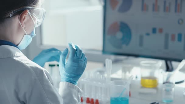 Investigador Laboratorio Médico Químico Pone Gafas Procede Estudios Experimentales Con — Vídeo de stock