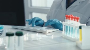 Bir tıp bilimcisi, bir araştırmacı verileri bilgisayara kaydediyor. Verimliliklerini arttırmak için ilaç laboratuarındaki ilaçların deneysel analizi. Yüksek kalite 4k görüntü