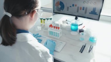 Bilim adamı bilgisayar algoritmaları ve istatistiksel yöntemler kullanarak büyük bir tıbbi veritabanında verileri analiz ediyor. Kimya laboratuvarında çalışan bir doktor bilgisayar ekranının arkasındaki klavyede çalışıyor. Yüksek kalite