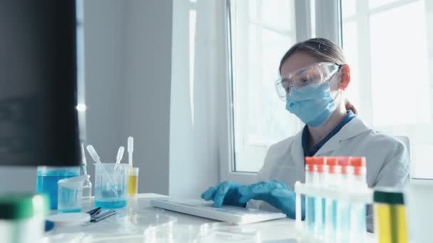 Chercheur Médical Analyse Les Essais Cliniques Laboratoire Afin Établir Efficacité — Video