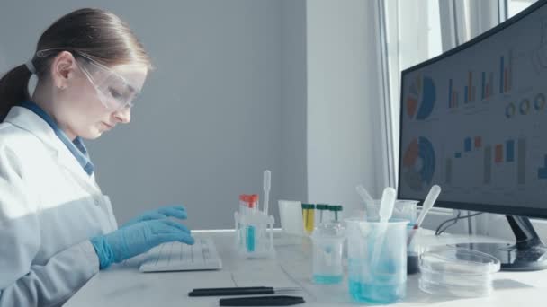 Počítačovou Obrazovkou Laboratorní Technik Zadává Data Studiu Chemické Reakce Biotechnologické — Stock video