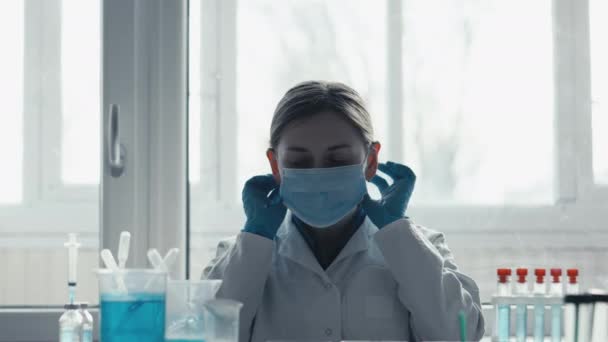 Scientifique Une Table Dans Laboratoire Met Masque Médical Des Lunettes — Video