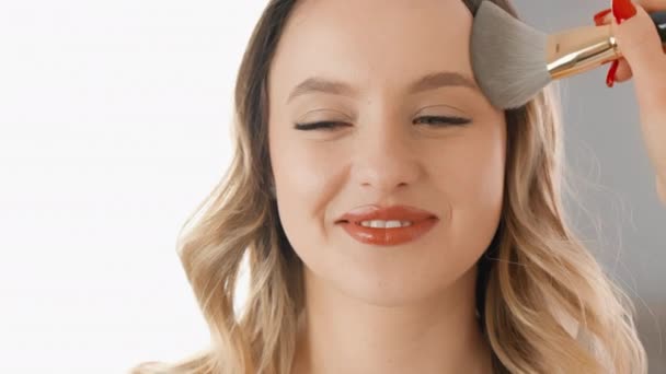Professionell Makeup Artist Skapar Spännande Makeup Skönhetssalong Betonar Skönheten Kvinna — Stockvideo