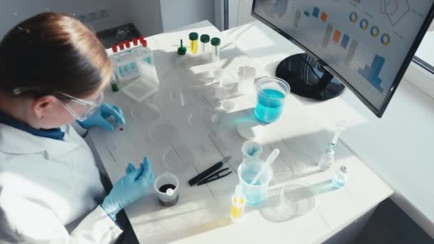 Εργαστήριο Ιατρικής Χρησιμοποιείται Για Μελέτη Βιολογικών Και Χημικών Διεργασιών Ανθρώπινα — Αρχείο Βίντεο