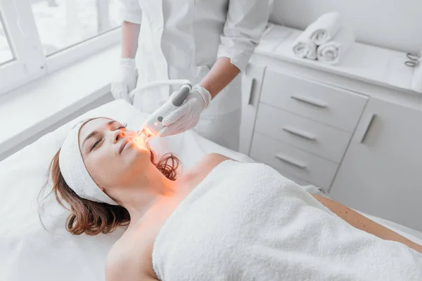 Beautician Conducts Light Therapy Face Beauty Clinic Using Led Device — Stock Photo, Image