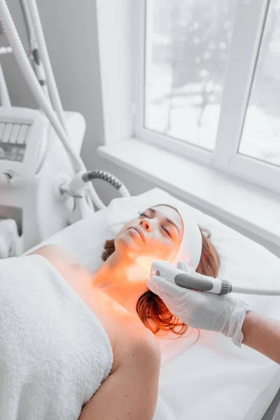写真は美容室でLed装置を使用した光療法の手順を示しています 技術はしわを減らし 皮膚の水分補給を増加させ 若返りとその改善を提供します — ストック写真