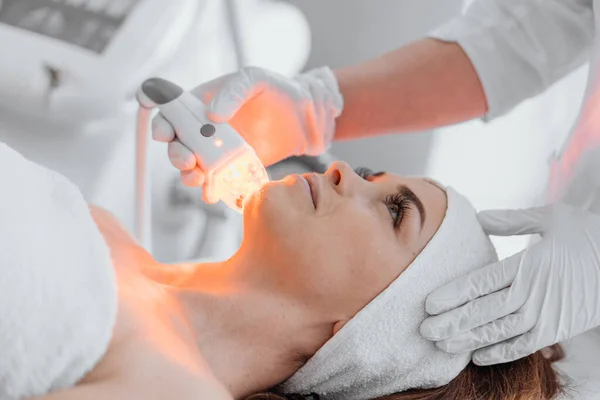 Den Kosmetolog Tillämpar Ljus Ledde Terapi För Att Föryngra Och — Stockfoto