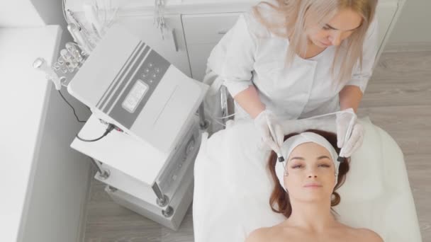 수술중에 여자는 피부에 극소량의 전류를 사용하여 수있는 느끼며 피부과의 기구를 — 비디오
