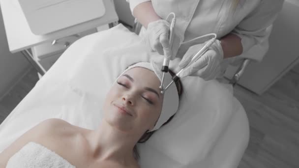 Seorang Wanita Cantik Pusat Perawatan Dermatologi Menjalani Prosedur Microcurrent Yang — Stok Video