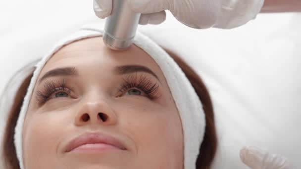 Kosmetologická Mezoterapie Pro Omlazení Obličeje Profesionální Kosmetolog Pomáhá Obnovit Zdraví — Stock video