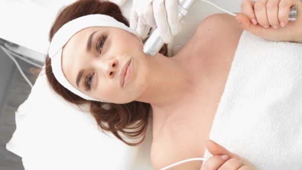 Electroporación Cosmetología Para Rejuvenecimiento Facial Salón Belleza Video Demuestra Procedimiento — Vídeo de stock