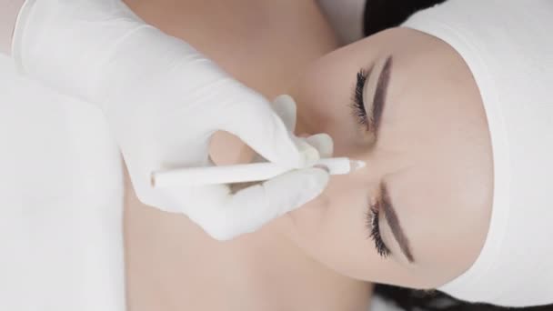 Güzellik Uzmanı Yüzüne Botoks Yaptırmak Için Işaretler Yapıyor Profesyonel Cilt — Stok video