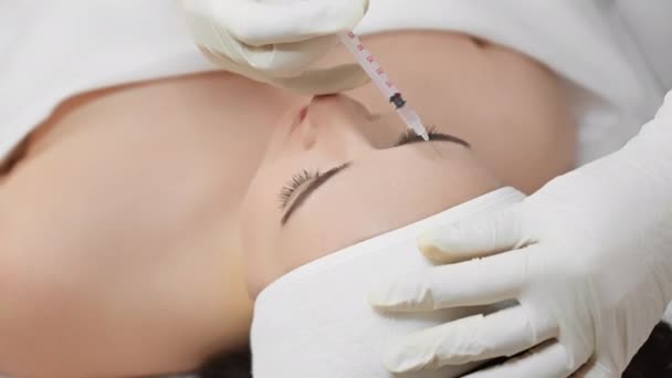 Esthéticien Injecte Botulinum Sur Visage Client Dans Salon Beauté Pour — Video