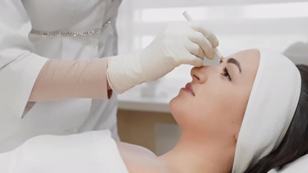 Das Verfahren Zur Markierung Und Vorbereitung Der Injektion Von Botox — Stockvideo