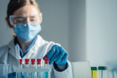 Laboratuvardaki bir kimyager tıp araştırmaları için yeni yöntemler geliştiriyor. Laboratuvarda çalışan bir tıp araştırmacısı kardiyovasküler hastalıkların tedavisi için yeni bir ilaç test ediyor. Yüksek kalite