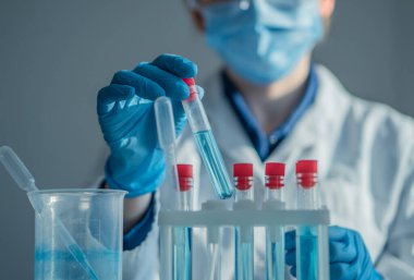 Laboratuvarda çalışan bir kimyager, tıp alanında yeni teknolojiler yaratmak için kimyasalların etkileşimini araştırıyor. Laboratuvarda çalışan bir tıp araştırmacısı biyolojik örnekleri analiz ediyor.