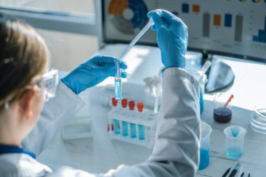 Fotoğraf, bir kimya laboratuvarında kardiyovasküler hastalıkları tedavi edecek yeni ilaçlar geliştirmek için yapılan bir deneyi yakalıyor. Bilim adamı biyolog hücreler ve dokular üzerinde deneyler yapıyor.