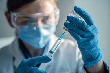 Araştırma yaklaşımına sahip bir doktor tıp laboratuarındaki bir sonraki enjeksiyon için şırıngaya ilaç koyar. Bir ilaç şirketinin bilim adamı virüslerle savaşmak için yeni ilaçlar üretiyor. Yüksek