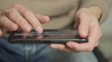 Akıllı telefon kullanımını yakın plan görüntüler: Eller internet ve sosyal ağlarda bilgi aramak için aygıtı kullanır. Adamın biri görüntülemek ve e-posta göndermek için bir cihaz kullanıyor. Yüksek kalite 4k görüntü