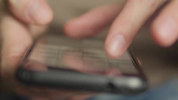Gros Plan Des Mains Homme Utilisant Son Smartphone Pour Communiquer — Video