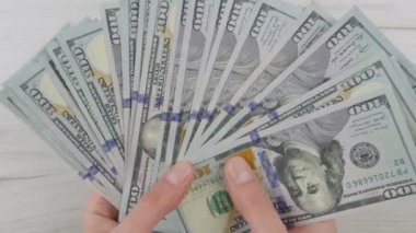 Akıllı telefonunuzun yanındaki masada banknotları olan videolar bankacılık ve finans teknolojisi projeleri için mükemmel bir seçim. Yüksek kalite 4k görüntü