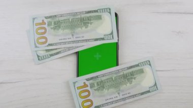 Taşınan dolar banknotları ve yanında akıllı telefon bulunan video elektronik ödemeler ve mobil uygulamalarla ilgili projeler için kullanışlıdır. Yüksek kalite 4k görüntü