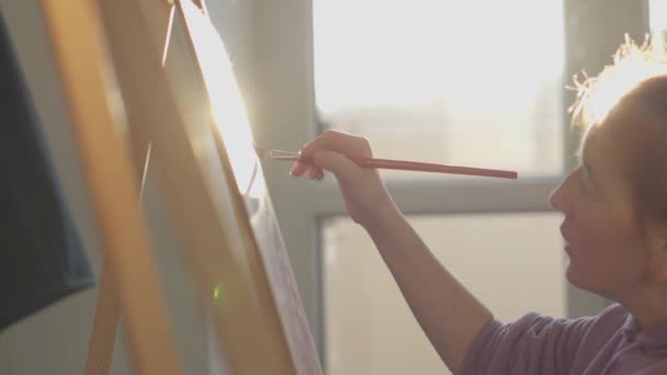 Kunstneren Fokusert Oppmerksom Skapelsen Hennes Mesterlige Verker Som Får Liv – stockvideo