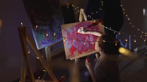Artista Com Mãos Hábeis Pensamento Criativo Baseia Cavalete Desenhos Elegantes — Vídeo de Stock