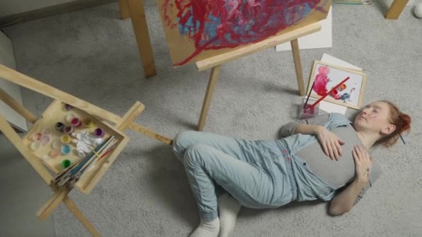Genç Sanatçı Işten Sonra Dinleniyor Büyük Bir Özen Hünerle Eserlerini — Stok video