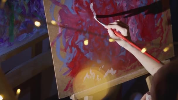 Genç Sanatçı Sanat Dünyasına Dalmış Atölyesindeki Bir Sehpaya Zarif Çizimler — Stok video