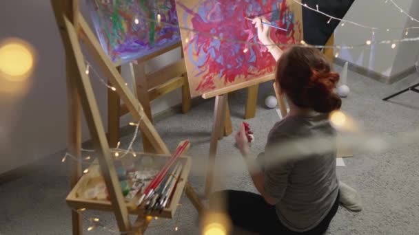 筆や絵具が 彼女の創造的なアイデアを実現するのに役立つ制作プロセスに焦点を当てています 若い芸術家が描く芸術的傑作を作る過程 — ストック動画