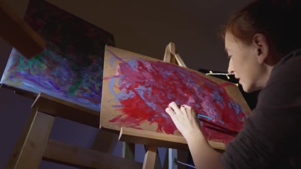 Jonge Kunstenaar Vindt Rust Kunst Schildert Met Haar Vaardige Handen — Stockvideo