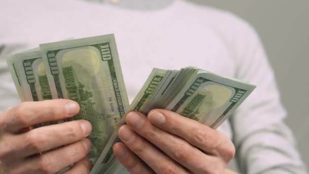 Männerhände Zählen Sorgfältig Einen Haufen Dollarscheine Finanzdisziplin Aktion Ein Mann — Stockvideo