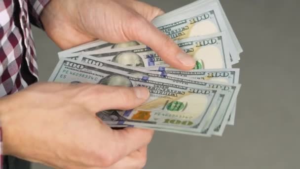 Homme Compte Soigneusement Ses Économies Cent Dollars Billets Close Contrôle — Video