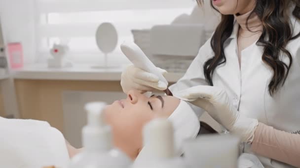 Profesionální Kosmetolog Provádí Ultrazvukové Čištění Obličeje Jako Bezpečný Účinný Způsob — Stock video