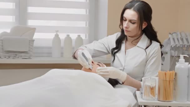 Ultraschall Gesichtsreinigung Als Professionelle Hautpflege Mit Innovativen Technologien Die Kosmetikerin — Stockvideo