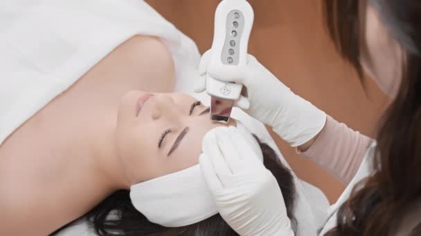 Procedura Cosmetologie Curățarea Facială Ultrasunete Instrument Nedureros Pentru Păstra Tinerețea — Videoclip de stoc