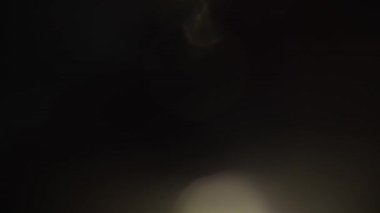Parlak ışık parlamaları ve ışıkların soyut animasyonun arka planına sızması video düzenleme için muhteşem bir geçiş yaratıyor. Soyut bir ışığa karşı bulanık ve bulanık bir ışık çakması