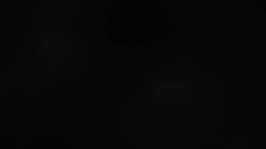 Soyut ışık notlamasının arka planına ışık ve bulanıklık yansımaları video için şık geçişler yaratır. Işın kaplamalı parlak animasyon. Parlak ışınlar ve ışık animasyonları