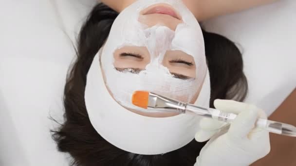 Kadın Güzellik Ayini Güzellik Salonunda Yüzüne Sağlık Maskesi Takan Bir — Stok video