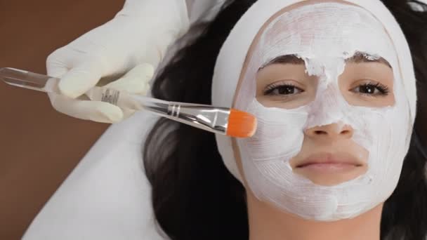 Kosmetische Behandlung Einem Schönheitssalon Als Junge Frau Genießt Ein Gesicht — Stockvideo
